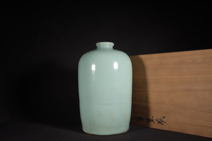 A Exquisite Guan yao Celadon Glazed Vase