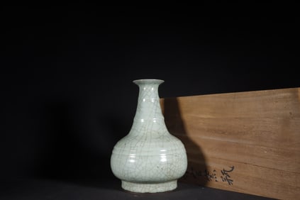 A Exquisite Guan yao Celadon Glazed String Pattern Vase