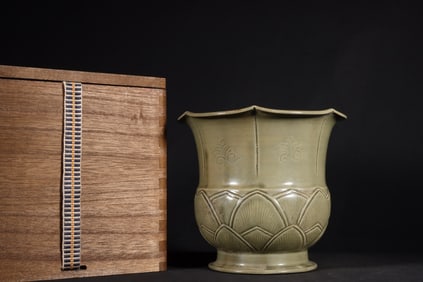 A Exquisite Yue yao Secret Color Celadon Banana-Leaf Pattern Flower-Mouth Vase