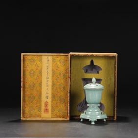 Ru yao Sky Blue Glazed Incense Censer With a lid, with an Imperial Poem by Emperor Qianlong