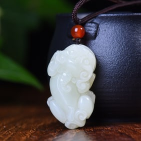 A Exquisite Hotan Jade Auspicious Beast Pendant