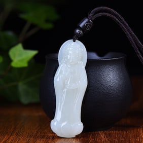 A Exquisite Hotan Jade Statue of Avalokitesvara Pendant