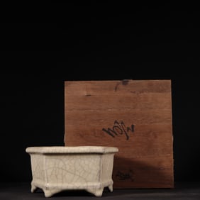 An Exquisite Ge yao Flowerpot