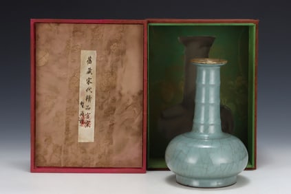 An Exquisite Guan yao Vase