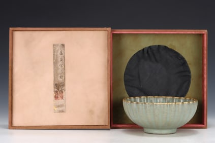 An Exquisite Guan yao Bowl