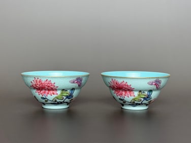 An Exquisite Famille-Rose Green Ground Painted Gold Flower and Butterfly Pattern Cup