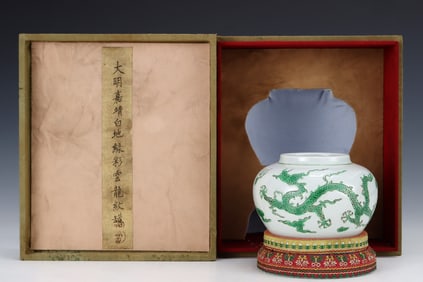 An Exquisite Sweet white glaze Green Ground Dragon Pattern Jar