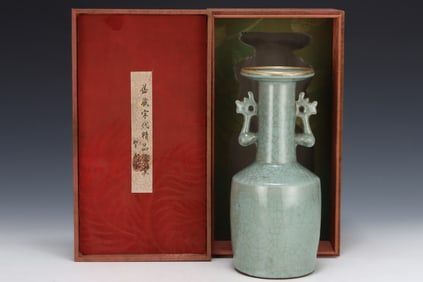 An Exquisite Guan yao Painted Gold Double-Ears Vase