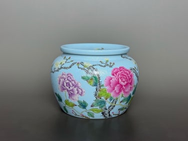 An Exquisite Enamel Flower Pattern Jar