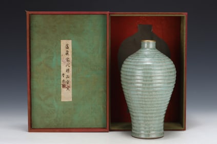 An Exquisite Guan yao Painted Gold Vase