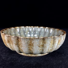 An Exquisite Guan yao Painted Color Flower Pattern Auspicious Beast Pattern Plate