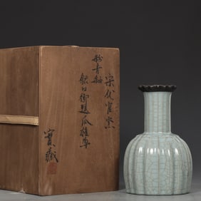 An Exquisite Guan yao Celadon Glazed Vase