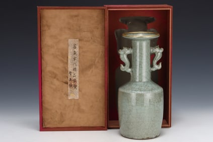 An Exquisite Guan yao Painted Gold Double-Ears Vase