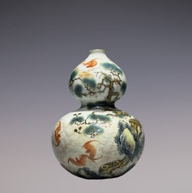 An Exquisite Famille-Rose Pine Pattern Bats Pattern Gourd-Shaped Vase