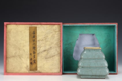 An Exquisite Guan yao Celadon Glazed Vase