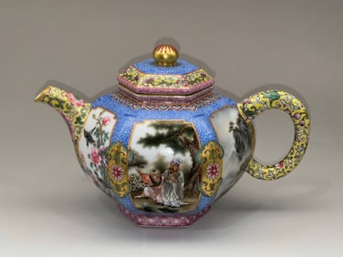 An Exquisite Famille-Rose Painted Gold Lotus Pattern Character and Story Pattern Teapot