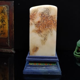 An Exquisite Shoushan Stone Flower Pattern with poem Seal