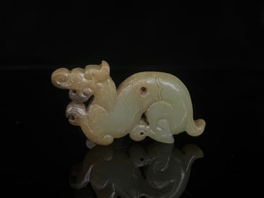 An Exquisite White Jade Auspicious Beast ?Ornament