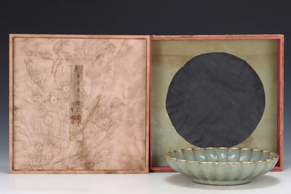 An Exquisite Guan yao Plate