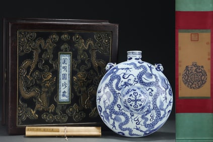 An Exquisite Blue and White Flower and Fruit Pattern Dragon Pattern Double-Ears Vase