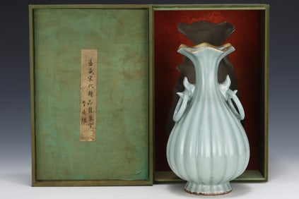 An Exquisite Long quan yao Celadon Glazed Double-Ears Vase
