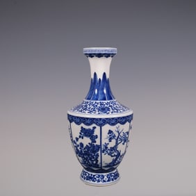An Exquisite Blue and White Lotus Pattern Flower Pattern Vase