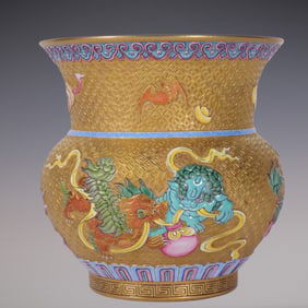 An Exquisite Enamel Lion Pattern Jar