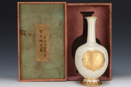 An Exquisite Ding yao Cover with Gold Dragon and Phoenix Pattern Vase