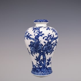 An Exquisite Blue and White Flower and Fruit Pattern Vase