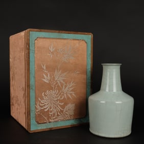 An Exquisite Guan yao Celadon Glazed Vase