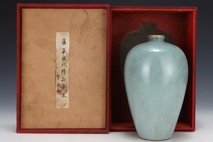 An Exquisite Guan yao Vase