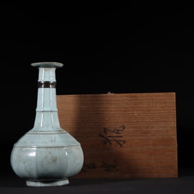 An Exquisite Guan yao Vase