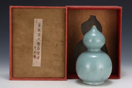 An Exquisite Guan yao Painted Gold Gourd-Shaped Vase