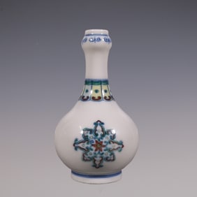 An Exquisite Doucai Blue and White Flower Pattern Vase