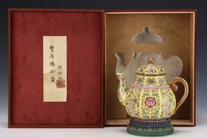 An Exquisite Enamel Lotus Pattern Dragon Pattern Teapot