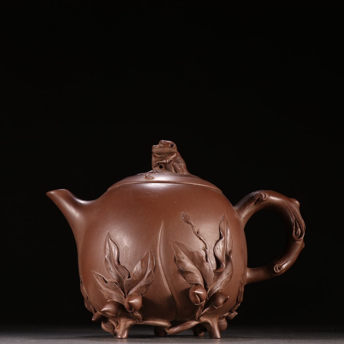 An Exquisite Purple Sands Flower Pattern Teapot: An Exquisite Purple Sands Flower Pattern Teapot Wang yin xian Size:4.9inx6.5in紫砂仿生壶 汪寅仙 Size:12.5cmx16.6cm