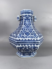 A Exquisite Blue and White Lotus Flower Pattern Vase