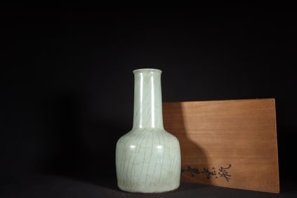 A Exquisite Guan yao Celadon Glazed Vase