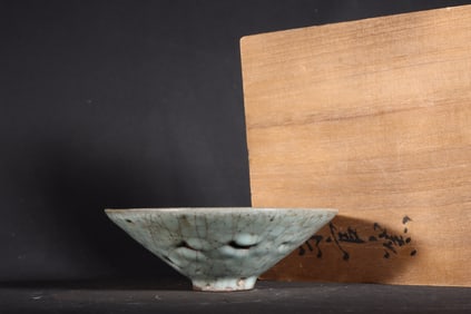 A Exquisite Guan yao Celadon Glazed Cracked Bowl