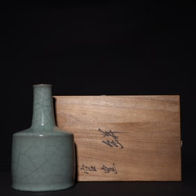 A Exquisite Guan yao Celadon Glazed Ice Crackle Pattern Vase