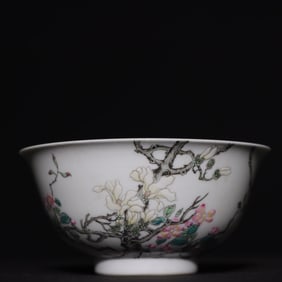 A Exquisite Famille-Rose Flower Pattern Bowl