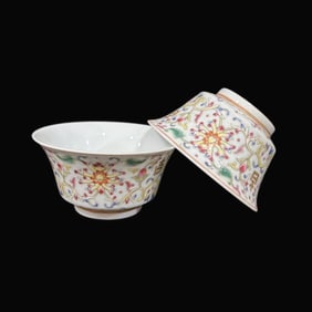 A Exquisite A pair of Famille-Rose Interlocking Lotus Pattern Cups