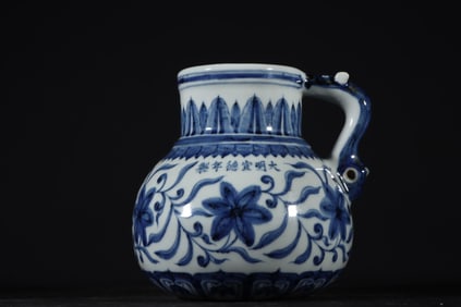 A Exquisite Blue and White Flower Pattern Ewer