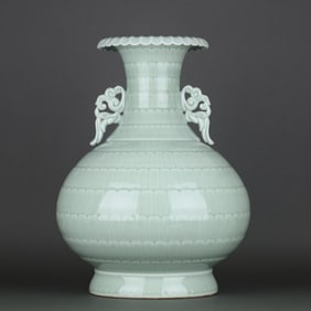 A Exquisite Pea-Green Glaze Double-Ears Vase
