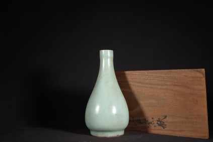 A Exquisite Guan yao Celadon Glazed Vase