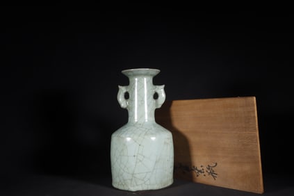 A Exquisite Guan yao Celadon Glazed Dragon-Ears Vase