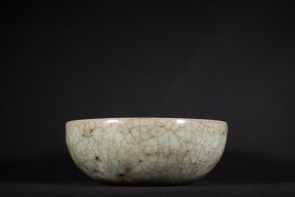 A Exquisite Guan yao Celadon Glazed Cracked Lotus-Petal Bowl