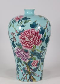 A Exquisite Turquoise-Glazed Famille-Rose Flower Pattern Vase