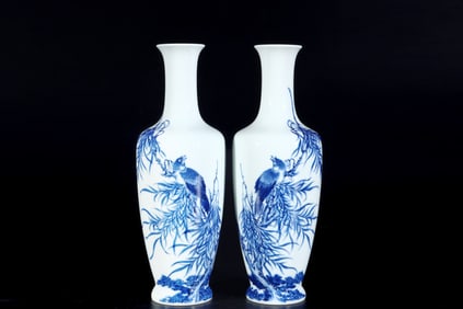 A Exquisite A pair of Blue and White Flower and Bird Pattern Vase
