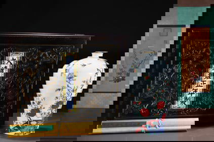 A Exquisite Famille-Rose Painted Gold Poem and Flower-Bird Pattern Vase, with Calligraphy and